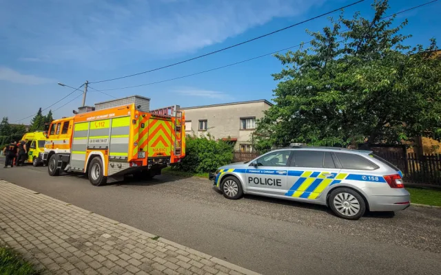 Muž z Frýdku-Místku uvízl ve vyhřátých útrobách vlastního auta. Na přímém slunci zkolaboval, šlo mu o život