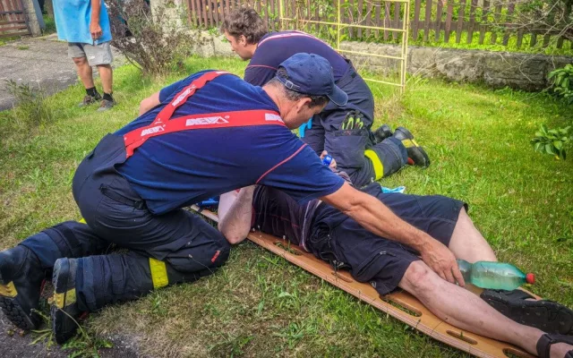 Muž z Frýdku-Místku uvízl ve vyhřátých útrobách vlastního auta. Na přímém slunci zkolaboval, šlo mu o život