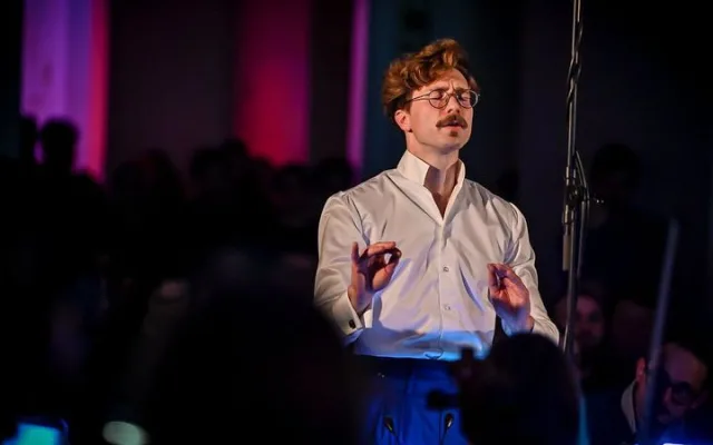 Dirigent musí být trochu exhibicionista. Do klasické hudby by se neměl nikdo nutit, říká Patrik Červák