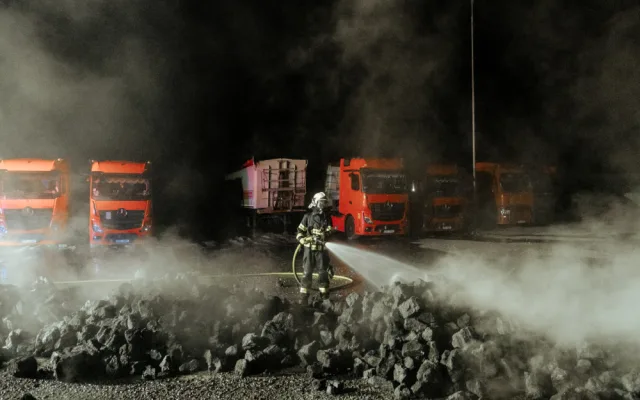 U Ostravy hořel koks na návěsu kamionu, škoda se odhaduje na milion korun. Po příčině požáru hasiči pátrají