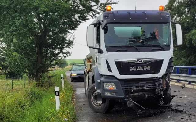 Na Novojičínsku málem přišel o život devatenáctiletý řidič, jeho auto se střetlo s domíchávačem betonu
