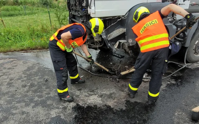Na Novojičínsku málem přišel o život devatenáctiletý řidič, jeho auto se střetlo s domíchávačem betonu