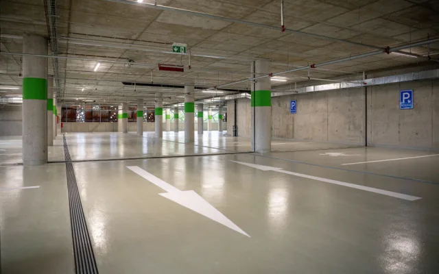 V parkovacím domě u městské nemocnice v Ostravě začal fungovat nový systém. Parkování zůstává zdarma