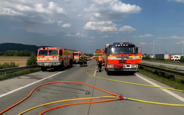 Požár kamionu na Novojičínsku v pondělí na čtyři hodiny zastavil dopravu na dálnici ve směru na Prahu