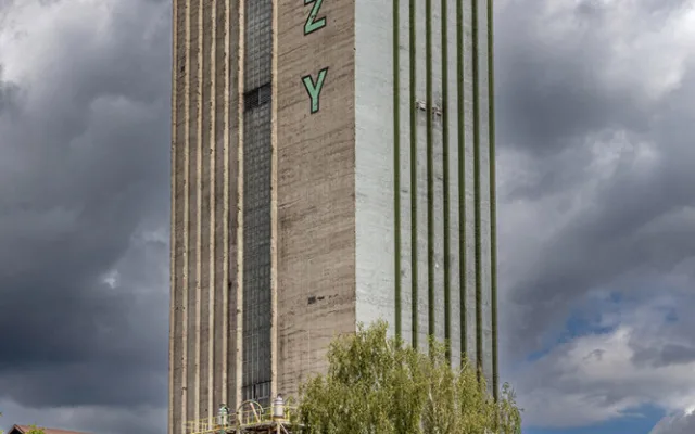 Věž Dolu Lazy půjde dolů. Obdobně padla Dukla v roce 2008