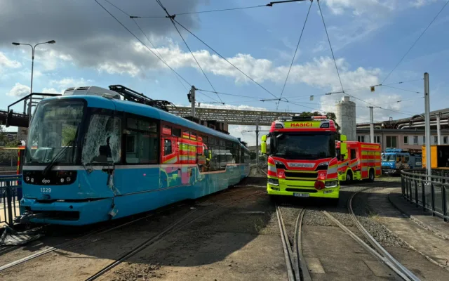 Srážka dvou tramvají výrazně komplikuje dopravu v Ostravě. Z centra se lidé nedostanou do Vítkovic a na Jih