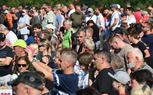 Cítíme se jako na pohřbu. Tisíce lidí sledovaly odstřel těžní věže Dolu Lazy.