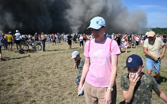 Cítíme se jako na pohřbu. Tisíce lidí sledovaly odstřel těžní věže Dolu Lazy.