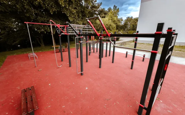 Budova bývalé školy v Ostravě má nové atrium, v areálu na Jihu vzniklo i nové workoutové hřiště