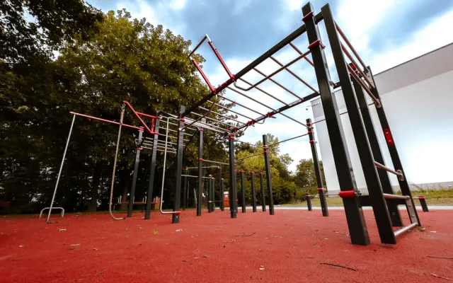 Budova bývalé školy v Ostravě má nové atrium, v areálu na Jihu vzniklo i nové workoutové hřiště