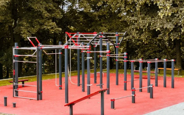 Budova bývalé školy v Ostravě má nové atrium, v areálu na Jihu vzniklo i nové workoutové hřiště