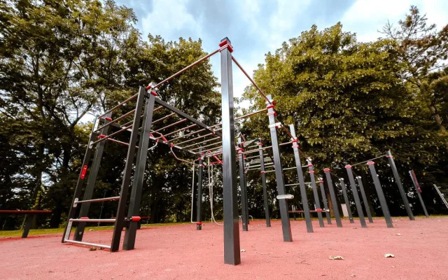 Budova bývalé školy v Ostravě má nové atrium, v areálu na Jihu vzniklo i nové workoutové hřiště