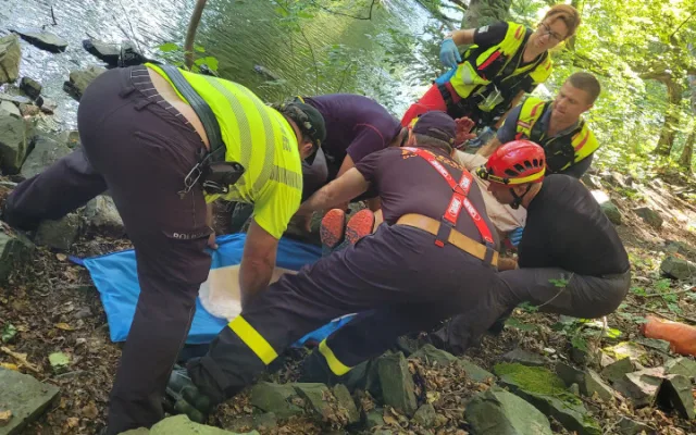 Muž na Opavsku spadl ze dvacetimetrového srázu, k vrtulníku ho hasiči přepravili přes koryto řeky