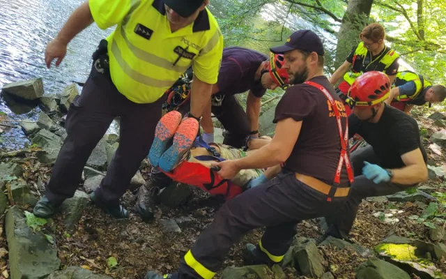 Muž na Opavsku spadl ze dvacetimetrového srázu, k vrtulníku ho hasiči přepravili přes koryto řeky