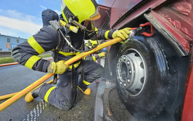 Ve Fulneku na Novojičínsku ve středu hořel autobus, cestující naštěstí nepřevážel