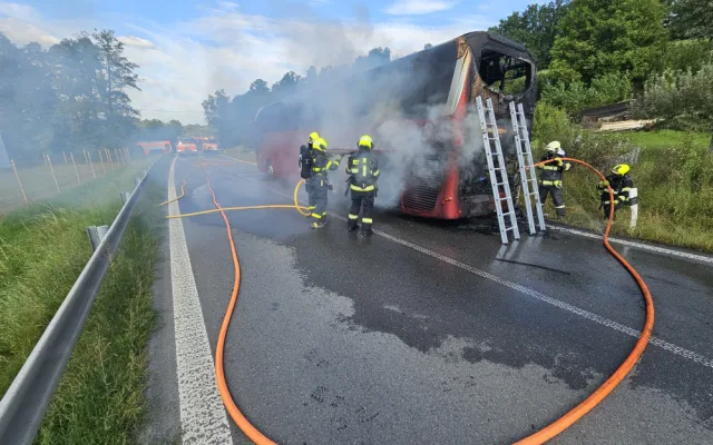 Ve Fulneku na Novojičínsku ve středu hořel autobus, cestující naštěstí nepřevážel