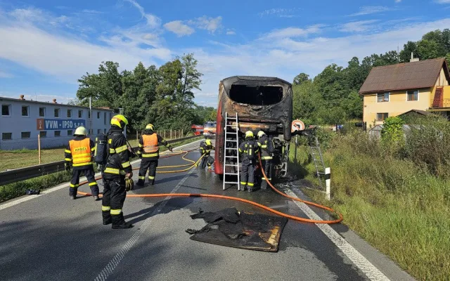 Ve Fulneku na Novojičínsku ve středu hořel autobus, cestující naštěstí nepřevážel