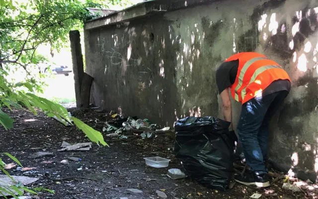 Během léta z třineckých ulic zmizelo čtyřicet pytlů odpadu. Lidé bez domova je uklidili výměnou za stravenky