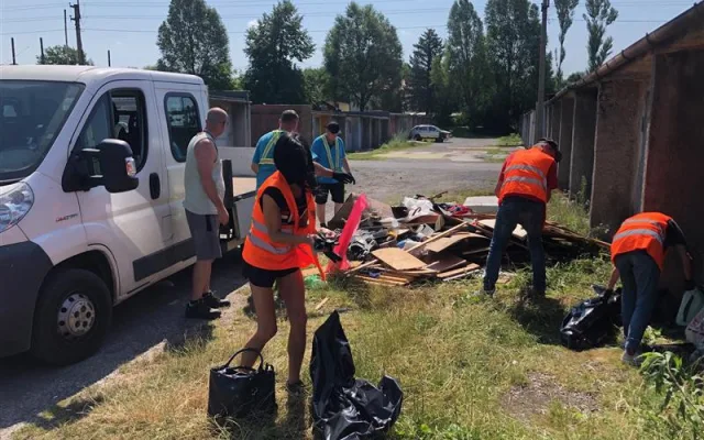 Během léta z třineckých ulic zmizelo čtyřicet pytlů odpadu. Lidé bez domova je uklidili výměnou za stravenky