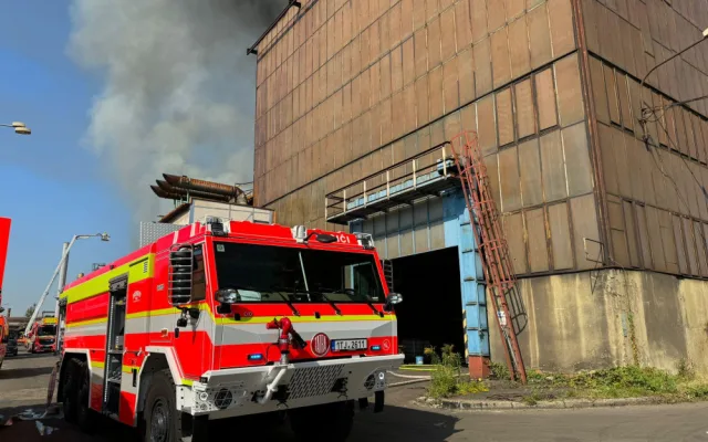 V ostravských Vítkovicích hoří hala. S požárem bojuje deset hasičských týmů