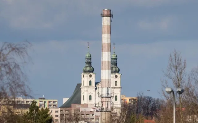 Demolice komunistického komínu ve Frýdku-Místku začala symbolicky na výročí sovětské okupace