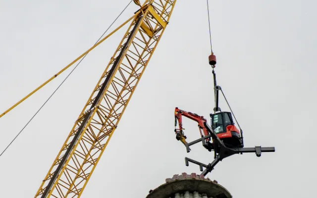 Demolice komunistického komínu ve Frýdku-Místku začala symbolicky na výročí sovětské okupace