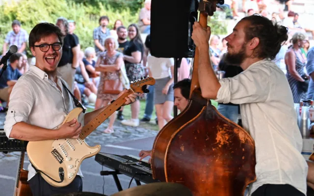 Swing a blues pod mostem. To je snaha o Ostravu elegantnější.