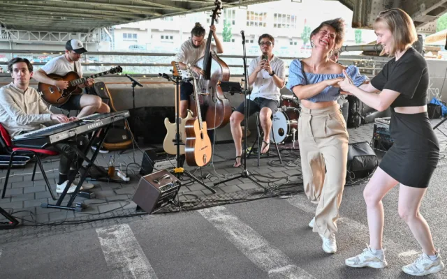 Swing a blues pod mostem. To je snaha o Ostravu elegantnější.