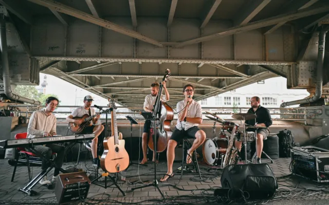 Swing a blues pod mostem. To je snaha o Ostravu elegantnější.