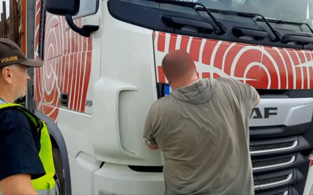 Policisté si posvítili na neplatiče pokut. Řidič přetíženého kamionu dlužil 100 tisíc na pokutách