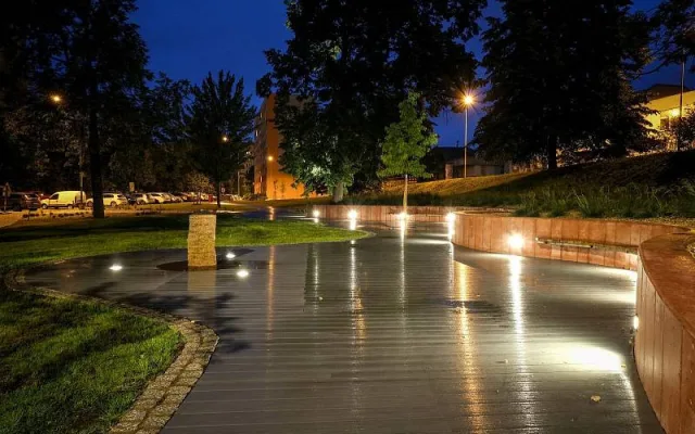 Zámecký park v ostravském Zábřehu má novou podobu. Přibylo v něm relaxační plato a speciální pítko