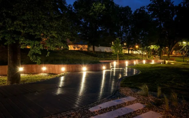 Zámecký park v ostravském Zábřehu má novou podobu. Přibylo v něm relaxační plato a speciální pítko