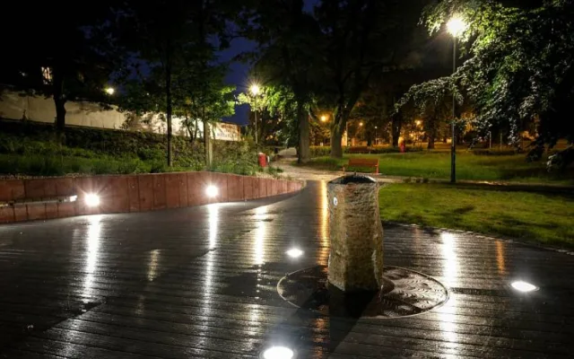 Zámecký park v ostravském Zábřehu má novou podobu. Přibylo v něm relaxační plato a speciální pítko