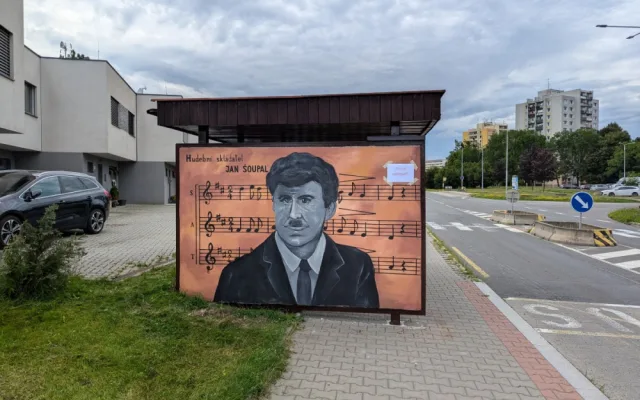 FOTO:  Portréty Šoupala i Heyrovského. Autobusové zastávky v Porubě nově zdobí výtvarná díla