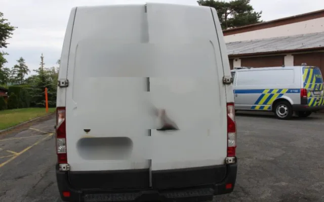 Dvojice cizinců ukradla dodávku přepravní společnosti. Policie oba muže dopadla za několik minut
