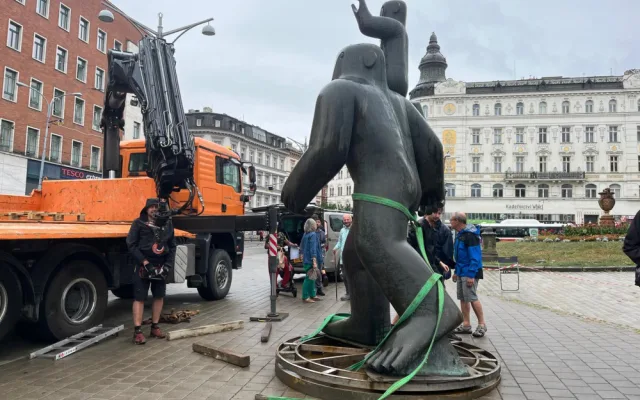 VIDEO: Do Brna převezli z Ostravy sochu svatého Kryštofa. Lidé si ji prohlédnou na Malinovského náměstí