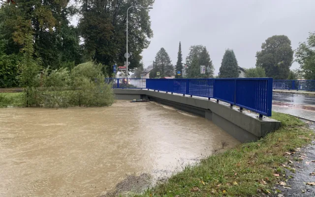 Porubka se vylila. Lidé z několika ulic v Ostravě-Porubě opouštějí své domovy. Kulminuje také řeka Opava