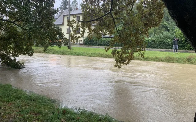 Porubka se vylila. Lidé z několika ulic v Ostravě-Porubě opouštějí své domovy. Kulminuje také řeka Opava