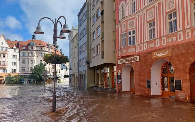 FOTO: Až osmdesát procent Krnova je pod vodou, hlásí místostarosta
