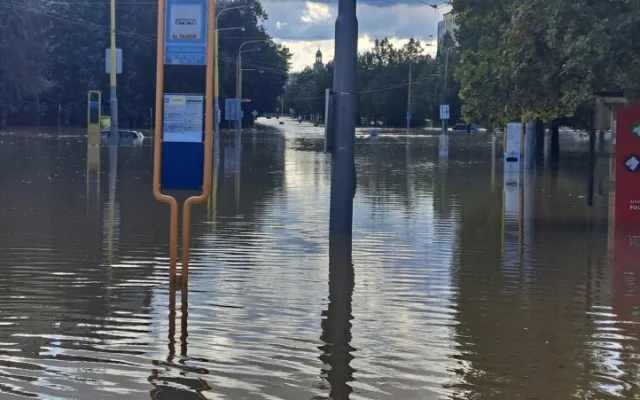 FOTO: Rozvodněná Opava zřejmě poškodila most v Ratibořské ulici. Město je takřka odříznuto od okolí