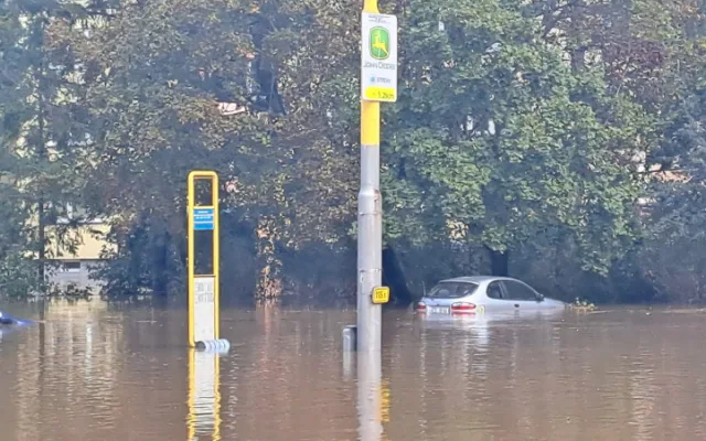 FOTO: Rozvodněná Opava zřejmě poškodila most v Ratibořské ulici. Město je takřka odříznuto od okolí