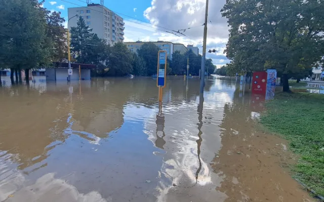 FOTO: Rozvodněná Opava zřejmě poškodila most v Ratibořské ulici. Město je takřka odříznuto od okolí