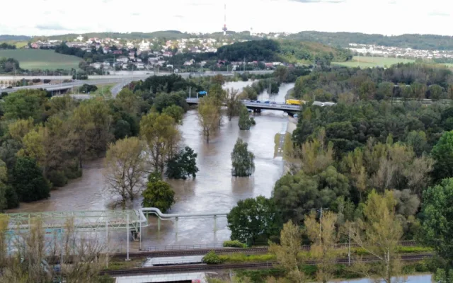 Ostravská Nová Ves se evakuuje. Odra výrazně přesáhla hranici stoleté vody, přetéká hráze