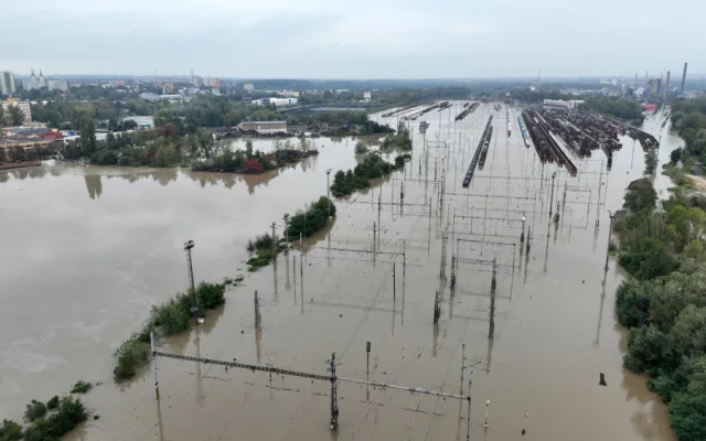 FOTO: Ostrava se napouští. Pod vodou je nádraží, hladina v Nové Vsi neklesla pod čtyři metry