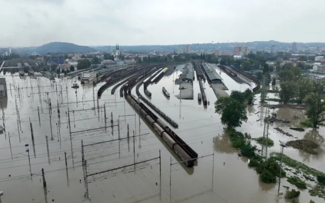 FOTO: Ostrava se napouští. Pod vodou je nádraží, hladina v Nové Vsi neklesla pod čtyři metry
