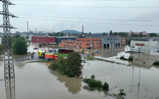 FOTO: Ostrava se napouští. Pod vodou je nádraží, hladina v Nové Vsi neklesla pod čtyři metry