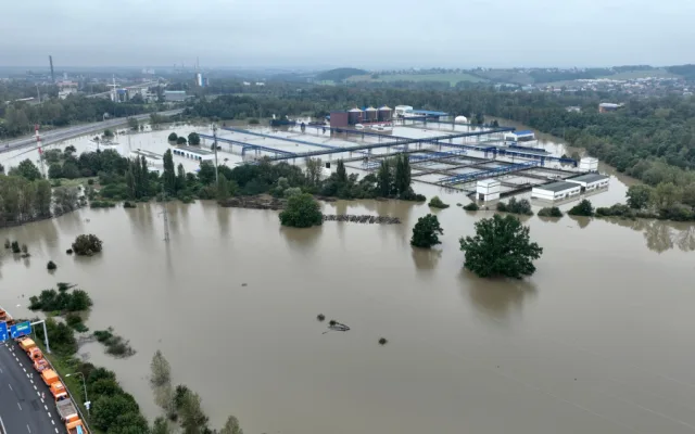 FOTO: Ostrava se napouští. Pod vodou je nádraží, hladina v Nové Vsi neklesla pod čtyři metry