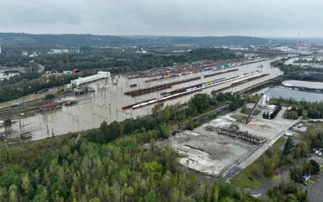 FOTO: Ostrava se napouští. Pod vodou je nádraží, hladina v Nové Vsi neklesla pod čtyři metry