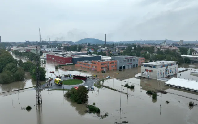 FOTO: Ostrava se napouští. Pod vodou je nádraží, hladina v Nové Vsi neklesla pod čtyři metry
