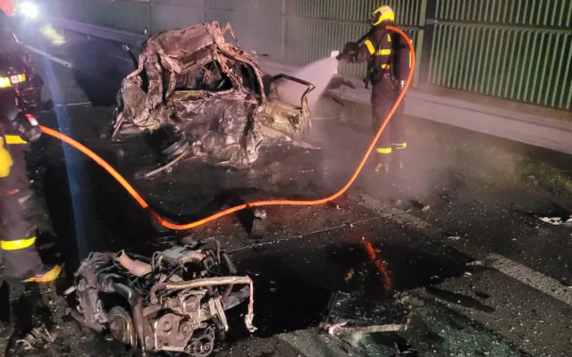 Vážná nehoda na Frýdecko-Místecku. Automobil začal po střetu s cisternou hořet